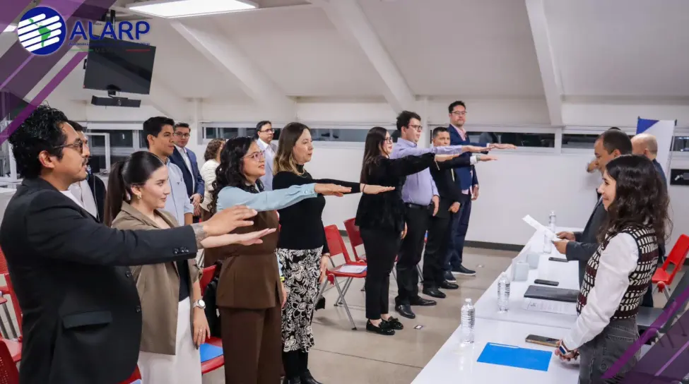 Toma de protesta de ocho nuevos asociados